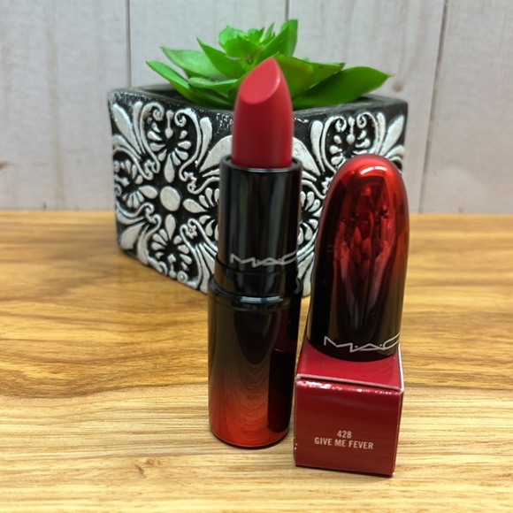 MAC Love Me Lipstick - Picture 13 of 16